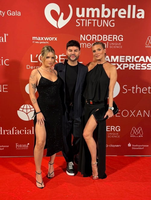 ✨Charity Gala der Umbrella Stiftung✨

Was für ein besonderer Abend in Düsseldorf. @hyattregencydusseldorf 

Gemeinsam mit dem @_celebritynetwork_ durfte ich Teil der Charity Gala der Umbrella Stiftung @drfatemi sein und einige Gäste für ihren Auftritt auf dem roten Teppich stylen.

Für die Looks haben wir natürlich auf die exklusiven Produkte von @oribe gesetzt – für perfekten Glanz, Halt und einen glamourösen Auftritt. @oribe_deirdre_hendrick 

Besonders schön war es, einen Abend zu erleben, an dem Glamour, inspirierende Begegnungen und soziales Engagement zusammenkommen. @atmodasposa 

❤️ Für den guten Zweck.
✨ Für besondere Momente.
🎬 Für die Menschen hinter den Geschichten.

Danke an die Umbrella Stiftung und alle Beteiligten für diesen unvergesslichen Abend.

#UmbrellaStiftung #CharityGala2026 #Düsseldorf #RedCarpet #CelebrityNetwork