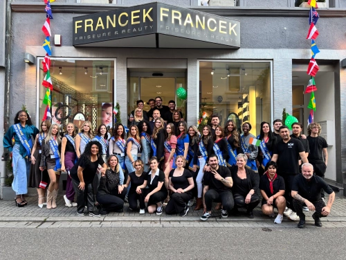 FACE OF WM 2026 bei @francekfriseure — mit unglaublichen Frisuren und einem neuen Stil. 💫

Ein großes Dankeschön für die beeindruckenden Looks unserer Teilnehmerinnen und Team .🫶🏻♥️

ONE LOVE 🫶🏻♥️

21. MAI | SILVER LAKE CITY | EUROPA-PARK
__________

LOCATION: @europapark 
TEAM HOTEL: @europapark_hotels
AGENCY: @firstmodel.de 
STYLING: @famousfaceacademy @francekfriseure
COSMETICS: @chiaraambra_cosmetics 
JEWELRY: @konplott 
___________
MODERATOREN: @joachim_llambi @babettkonau 
VIP-JURY: @markus_babbel @chrissy_ginter @tina.babbel @cacau_18

 PARTICIPANTS:
@mrs.ferreiraaa @nikoletta.amaru @christeldeboer @ines_bk @film.dancer @elena.collinsss @dirodiadehaseth @lana_lovrentijev @dalinapolat @damla.tyx @beccagiucortes @lucile_sunbloom @lotte.model @myworld_2704 @petraparis_ @priscigiok @dinorahr08 @evi_jerry @amenantanoh